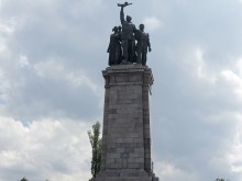 Паметникът на Съветската армия в София е в червена боя