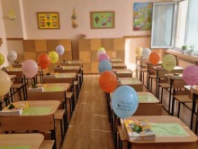 Родители и ученици от пловдивско училище с кампания "Подари усмивка вместо цвете"