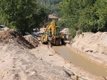 Над 114 единици техника работят по възстановяването на щетите от наводненията в Карловско