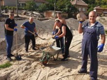 Полицаи от Пловдив помагат на жителите на засегнатите от наводнението села
