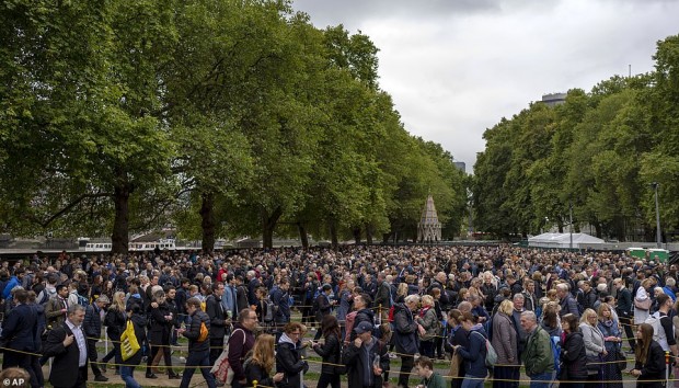 Британците чакат по 14 часа за поклонение пред ковчега на Елизабет II