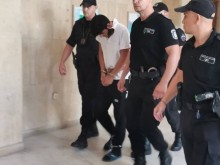 Заковаха го! Омар се е правил на непълнолетен! Разследва се версия за терористичен акт!