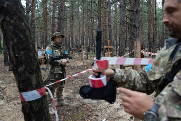 Украинският президент Владимир Зеленски заяви че са открити стотици гробове
