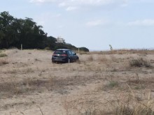 Колата на дрогиран водач още стои заседнала на плажа в Бургас