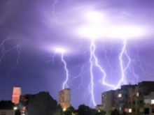 Уникални кадри от мощната гръмотевична буря, която връхлетя морето