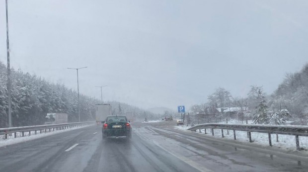 В Словения падна сняг който продължава да вали а температурата падна