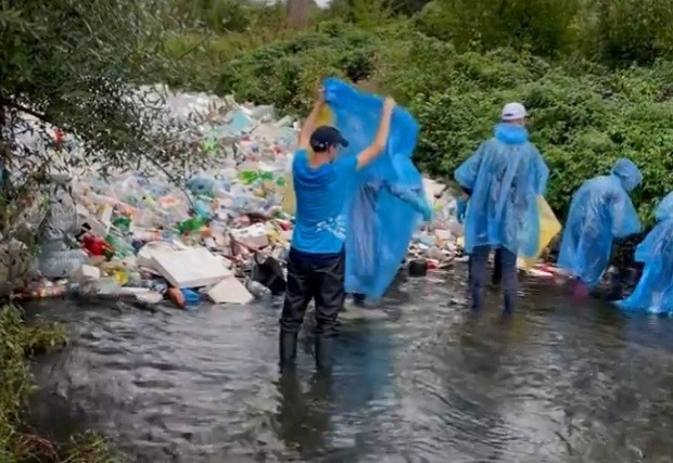 Десетки доброволци чистиха под дъжда коритото на река Банщица край Кюстендил