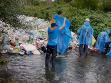 Десетки доброволци чистиха под дъжда коритото на река Банщица край Кюстендил
