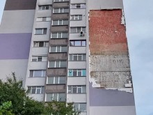 Ураганен вятър свали изолацията на блок в Бургас