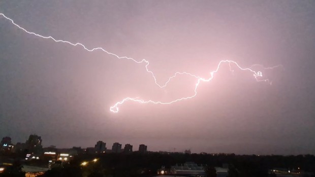TD Буря се разрази над Пловдив тази вечер  Жълт код за опасно