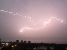 Гръмотевична буря се разрази над Пловдив! Светкавици прорязаха небето