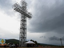 Край град Елин Пелин беше осветен 36 метров кръст