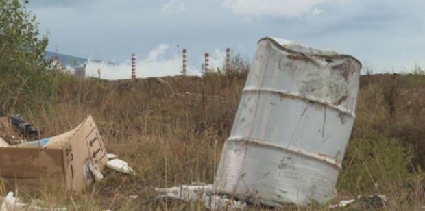 Тонове опасни отпадъци бяха открити в полето край София. Отпадъците
