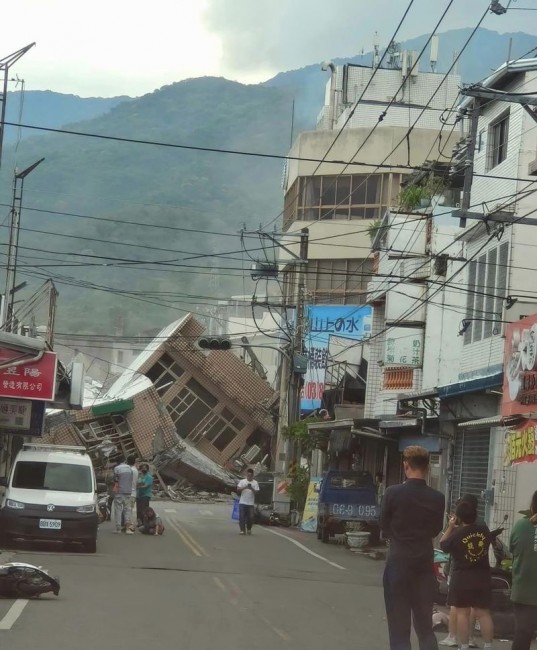 Земетресение с магнитуд 7,2 удари Тайван, срутиха се сгради
