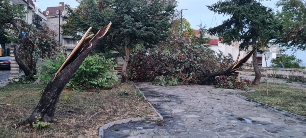 Мощна буря нанесе огромни щети на два електропровода на ЕСО в района на град Поморие