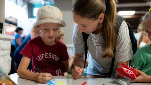 Благотворителен търг във Варна събира средства за деца от Общностния център