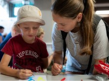 Благотворителен търг във Варна събира средства за деца от Общностния център