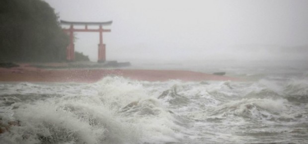 Япония евакуира два милиона души заради приближаващ тайфун