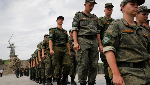 Руските военни които търсят войници на договор за така наречената