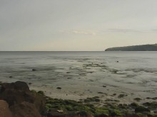 Вижте как морето се отдръпна с метри навътре