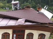 Части от покриви на къщи, училища и детски градини в община Девин са отнесени от бурята в събота