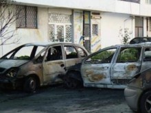 Автомобили изгоряха пред жилищен блок във Варна, намесата на пожарникарите предотврати голяма трагедия