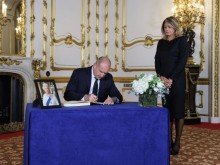 Радев в Лондон: Кралица Елизабет II остави спомен за мъдрост и доброжелателност