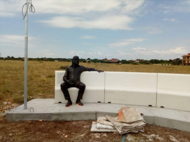 Граждани недоумяват какво се случва с паметника на Джон Лоутън край каварненското село Камен бряг