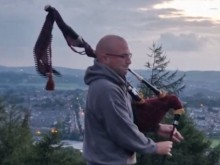 Красиво изпълнение на гайда в памет на кралица Елизабет II