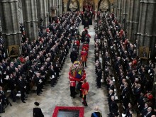 Започна погребението на Елизабет II