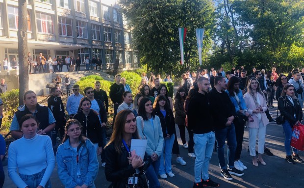 С над 1000 нови студенти започва академичната година в бургаския