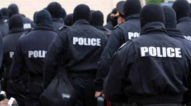 Жандармерия и полиция гониха каналджия и мигранти край морето