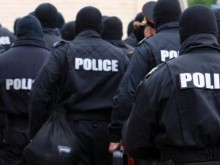 Жандармерия и полиция гониха каналджия и мигранти край морето