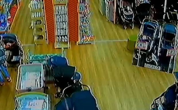Кадри от камери в детски магазин в голям столичен мол