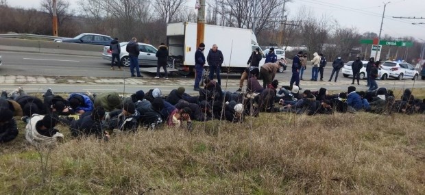 Хванаха камион с 37 незаконни мигранти край Враца