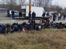 Хванаха камион с 37 незаконни мигранти край Враца