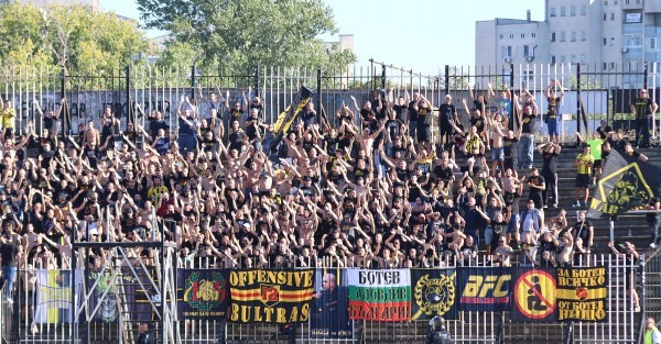 Фенове: Искаме публични отговори на въпросите, свързани със стадион "Христо Ботев"