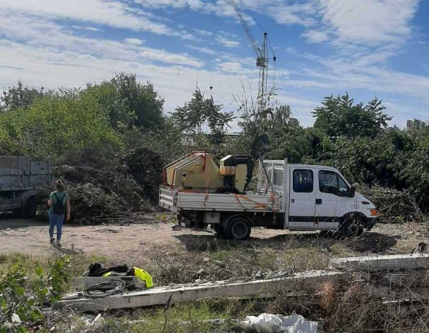 Община Сливен изпрати машина за раздробяване на клони в помощ на Бургас