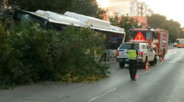 Вън от опасност са ранените при катастрофата с автобус в София. Шофьорът е със съмнения за инфаркт