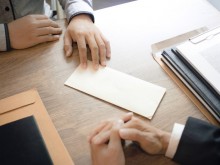 Работодателите се бъркат все по-дълбоко за разходите по служителите си