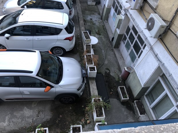 Читателка на Varna24 bg изрази възмущението си че електрически автомобил паркиран