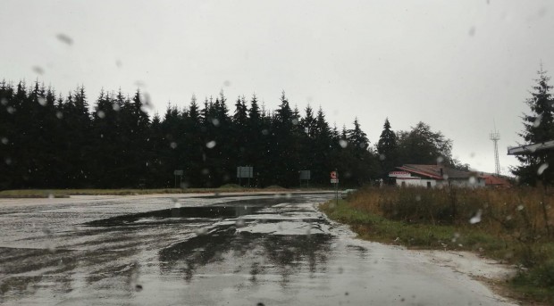 Примесен дъжд със сняг е валял по рано днес на Петрохан