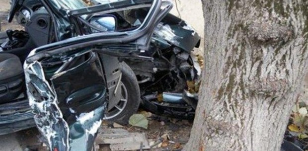 Млад шофьор се блъсна в дърво