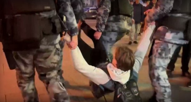 Близо 1200 души бяха задържани в Русия при протести срещу мобилизацията, каза