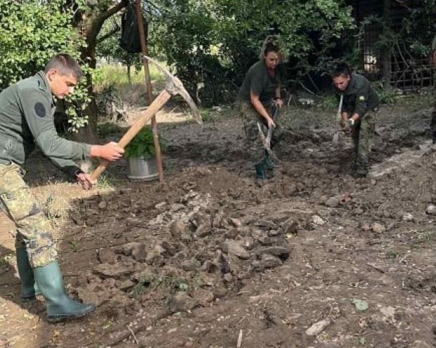 Военнослужещи от Българската армия продължават да помагат на хората, пострадали от наводнението в Карловско