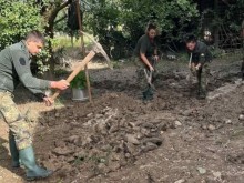 Военнослужещи от Българската армия продължават да помагат на хората, пострадали от наводнението в Карловско
