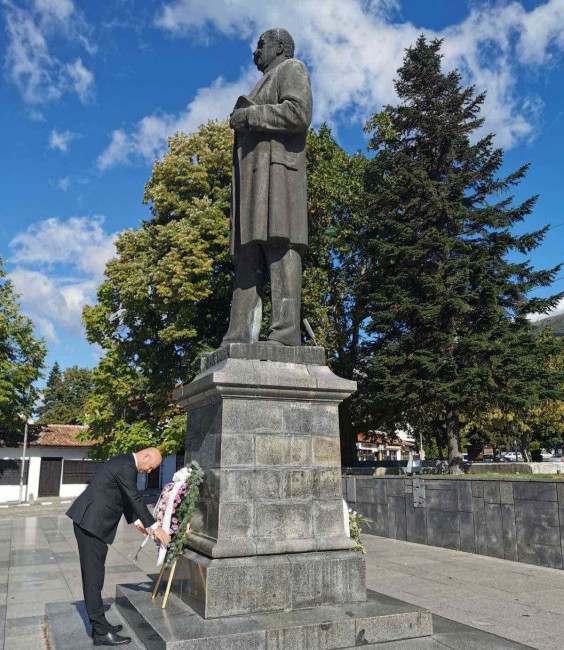 Кметът на Сопот поднесе венец пред паметника на Иван Вазов