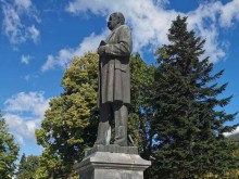 Кметът на Сопот поднесе венец пред паметника на Иван Вазов