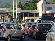 Българи се юрнаха към Гърция заради намалени цени
