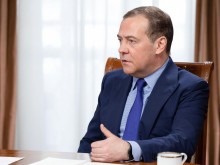 Медведев допусна използването на "всякакво оръжие, включително ядрено" за защита на Русия